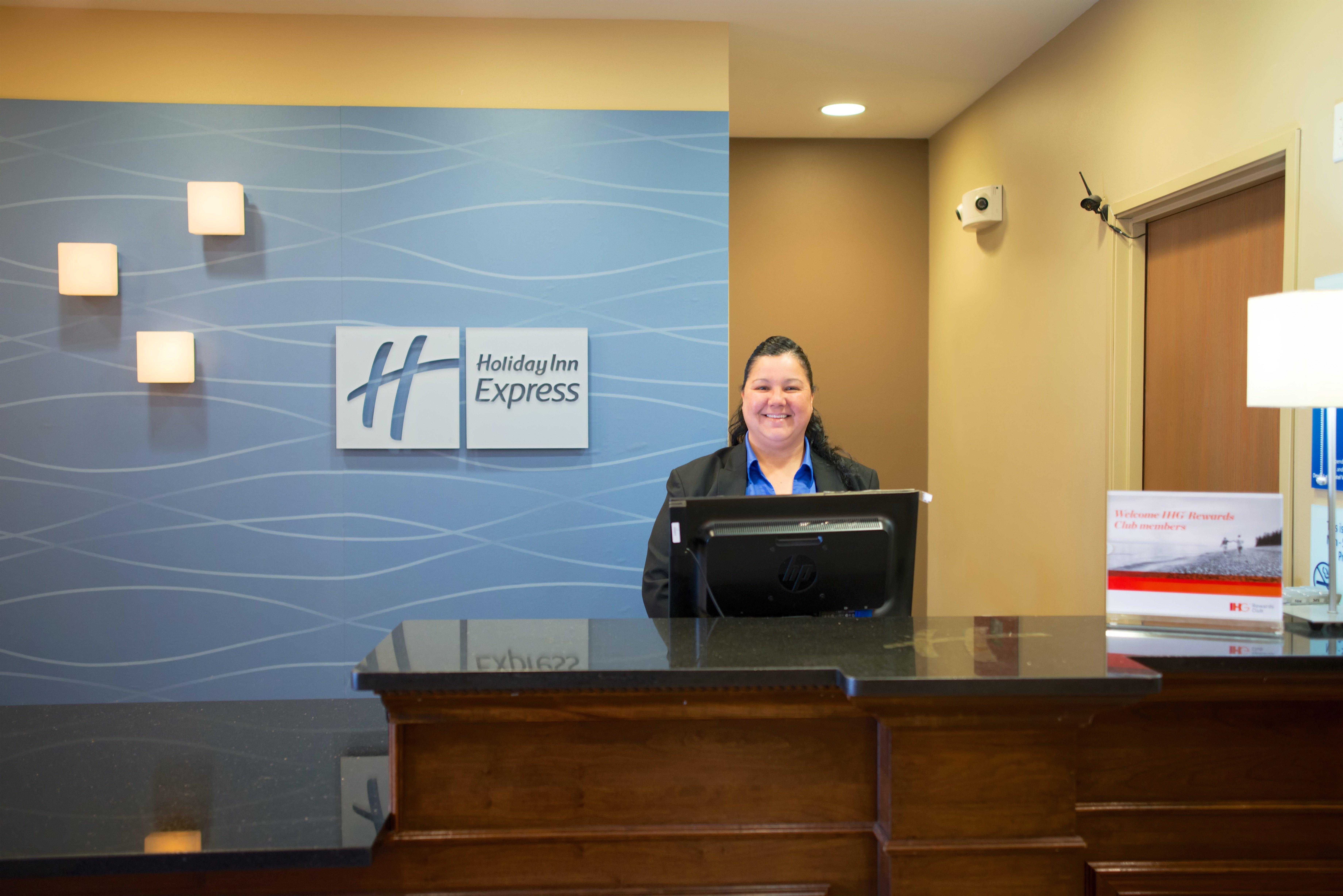 Holiday Inn Express Devils Lake By Ihg Exterior photo