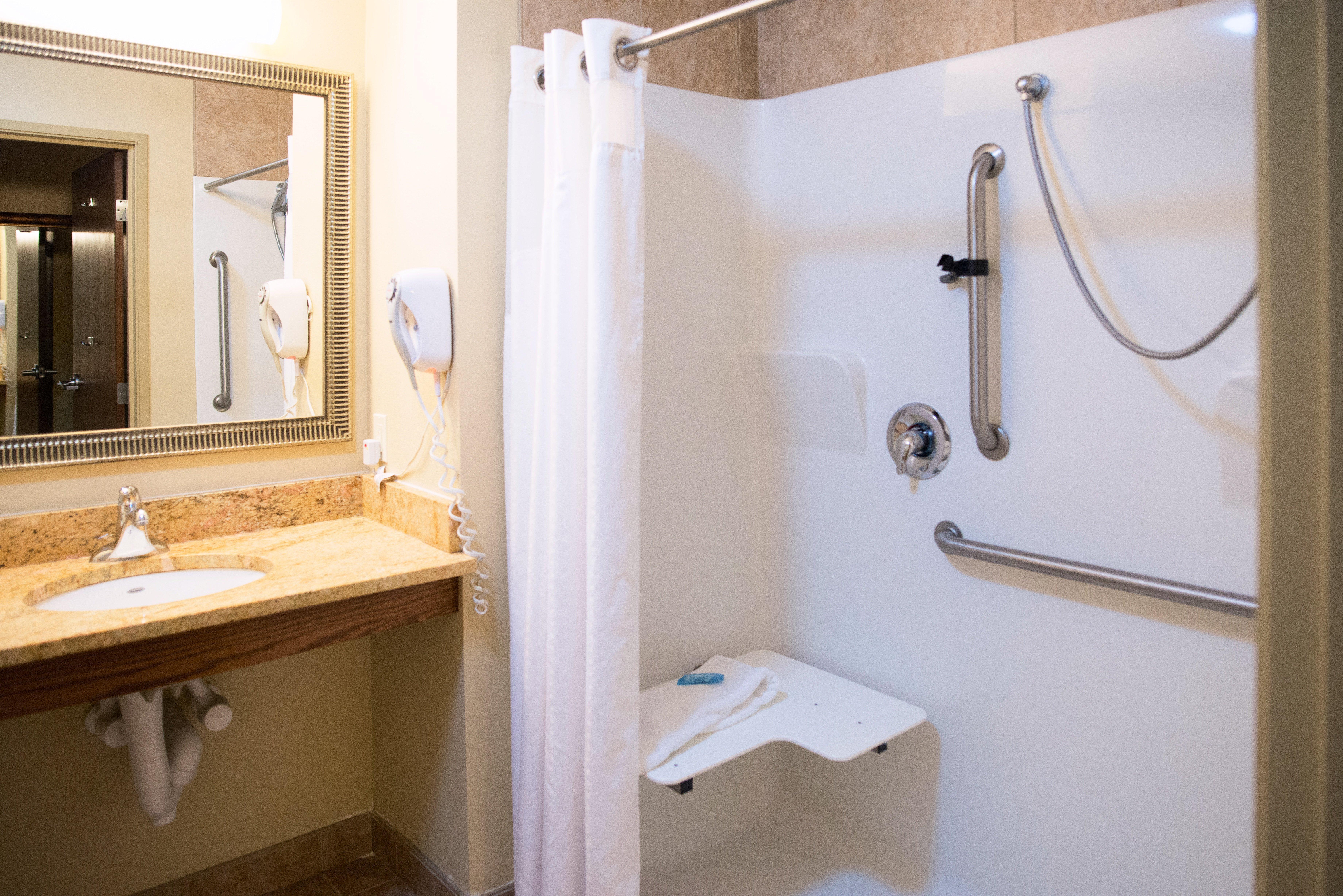 Holiday Inn Express Devils Lake By Ihg Exterior photo
